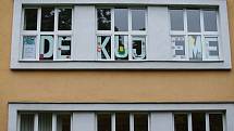 Poděkování záchranářům v oknech ZŠ T. G. Masaryka v Jihlavě.