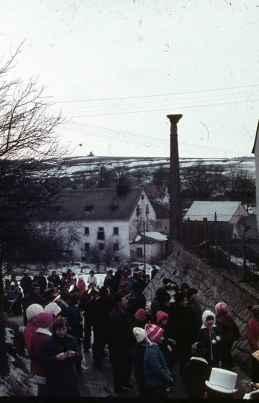 Na fotografiích je vidět ještě starý mlýn s komínem. Ten byl zbořen v roce 1981.