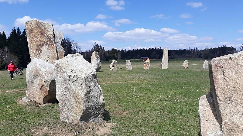 Resort Svaté Kateřiny v Počátkách bez návštěvníků. Kamenný kruh Druidů je i přesto v obležení turistů.