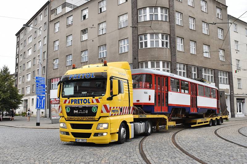 Nakládka tramvaje v Olomouci na cestu do Jihlavy, už cestou ulicemi Olomouce.