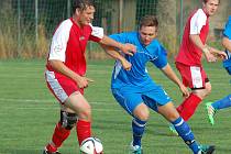 Fotbalisté Slavoje Polná B (v modrém) prohráli v Hartvíkovicích vysoko 0:6.