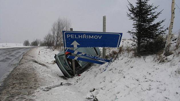 Sto tisíc korun je škoda, kterou způsobila řidička u Kamenice nad Lipou. V táhlé zatáčce vjela do navátého sněhu, dostala smyk a narazila do značky.