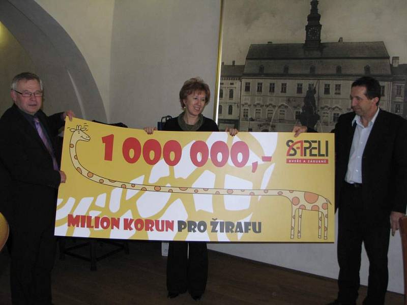 Společnost SAPELI, a.s. věnovala jeden milion korun, šek předal předseda představenstva společnosti Jaroslav Vrtal (vlevo) ředitelce Zoo Elišce Kubíkové a jihlavskému primátorovi Jaroslavu Vymazalovi.