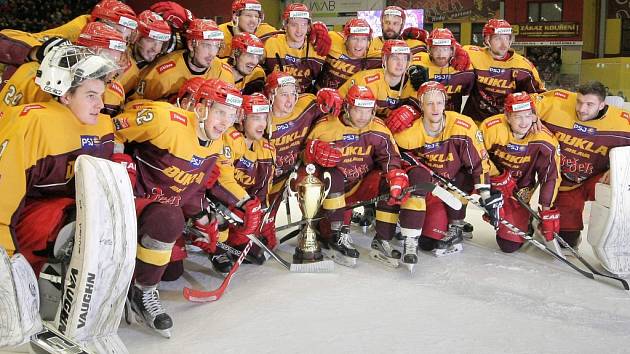 Dukla Jihlava si vítězstvím v semifinálové sérii vybojovala také titul vítěze první ligy, za který převzala pěkný pohár. Od příštího týdne se bude snažit své vítězné  tažení protáhnout i do zápasů o postup do extraligy. 