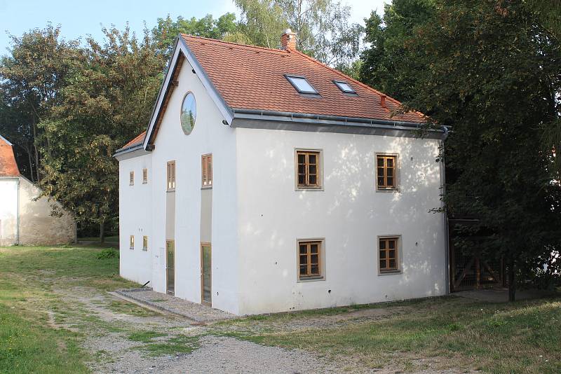 Budova zvaná Domeček slouží k ubytování hostů města.