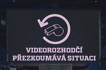 Také česká nejvyšší fotbalová soutěž používá při jednotlivých zápasech systém VAR, neboli funkci videorozhodčího. Na to, zda se osvědčila se názory různí.