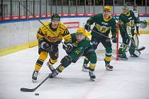 Hokejisté Dukly Jihlava (ve žlutých dresech) podlehli v dalším utkání naší druhé nejvyšší soutěže Vsetínu na jeho ledě jen těsně 1:2.