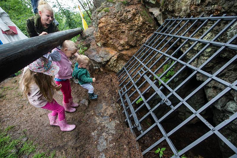 Svěcení zrekonstruovaného vstupu do štoly svatého Jana Nepomuckého nedaleko Hybrálce na Jihlavsku.