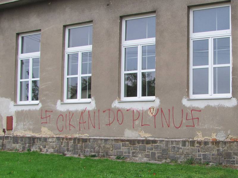 Zeď jihlavské základní školy v Jungmannově ulici s nacistickým nápisem.