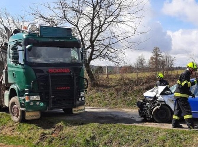 Nehoda osobního a nákladního auta u Smrčné. Foto: poskytla PČR