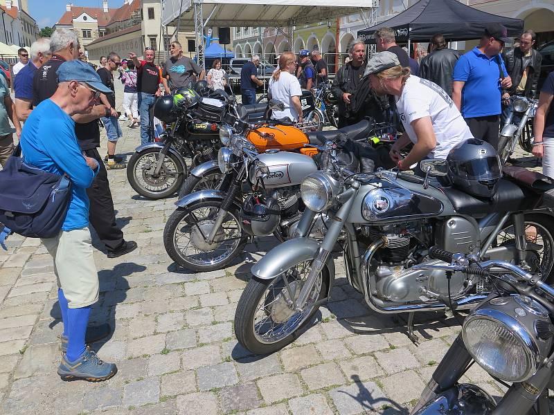 Legendární motocykly značky Norton na telčském náměstí Zachariáše z Hradce.