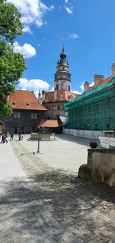 Úzké uličky, impozantní zámek nad Vltavou s krásnou věží, proslulé krumlovské jezy. To vše je Český Krumlov.