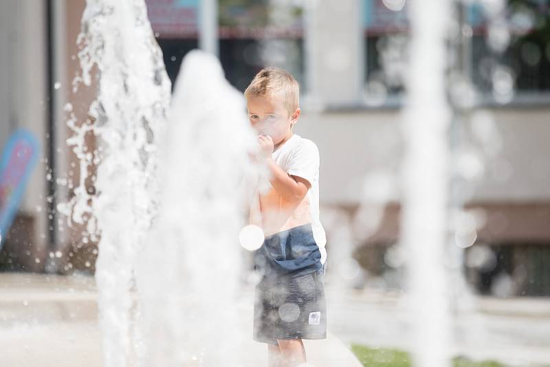 Děti na Smetanově náměstí v Havlíčkově Brodě si užívají horké dny.