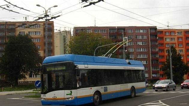 Trolejbus v ulicích Jihlavy.