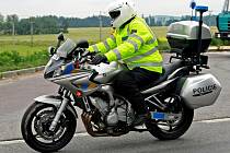 V terénu byly i dvě policejní motorky, jejichž řidiči dohlíželi na dodržování silničních pravidel.