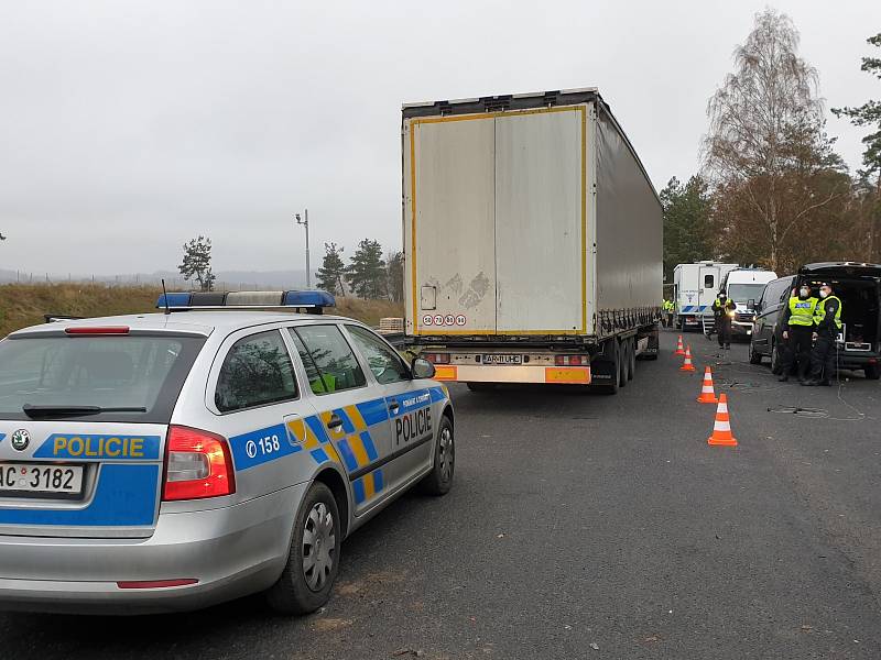 Při policejní akci, zaměřené na nelegální tranzitní migraci, policie na dálnici D1 zkontrolovala 49 vozidel a 62 osob.