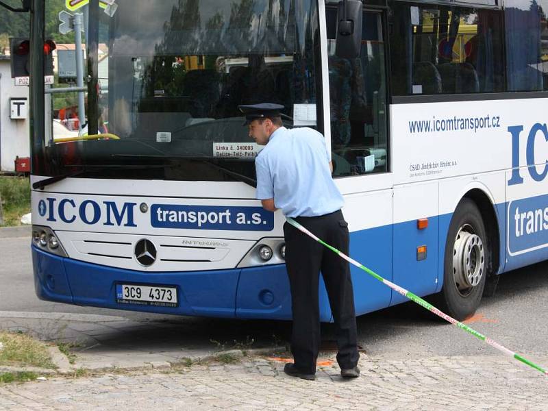 V Třešti se srazil autobus s drezínou.