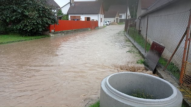 VIDEO: Třešticí na Vysočině se po lijáku prohnala velká voda, podívejte se