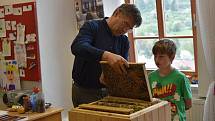 Svoje znalosti si mladí včelaři měří každý rok v soutěži Zlatá včela.