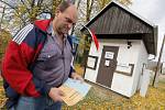 Nejmenší volební místnost na Jihlavsku. Obecní úřad s volební místností mají obyvatelé Zbinoh na Jihlavsku ve stavební buňce.