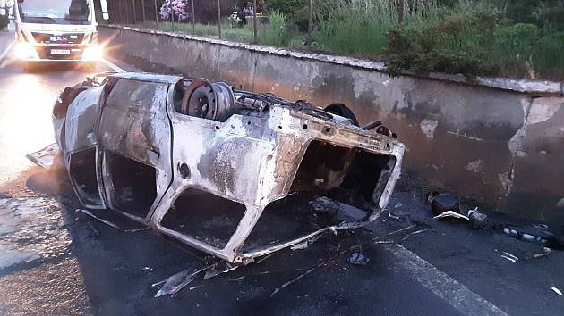 Dopravní nehoda a následný požár v Dušejově.