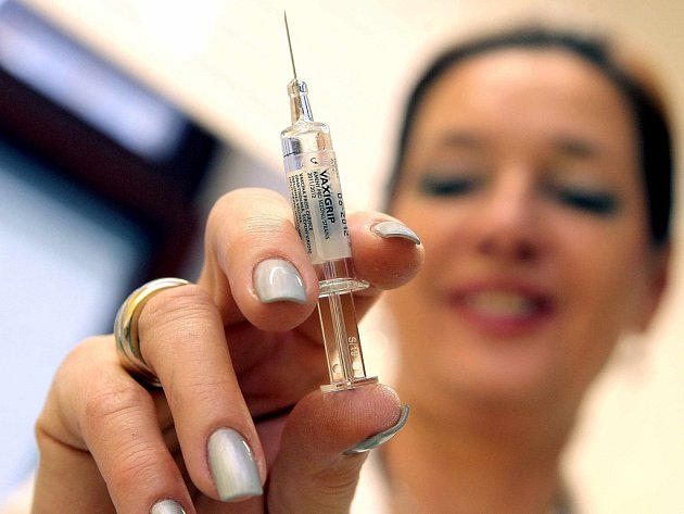 Očkování proti sezonní chřipce začíná, vyjde na několik stovek