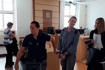 Při odchodu ze soudní síně se  dvaatřicetiletá Vendula Svitáková z Jemnice na Třebíčsku usmívala.