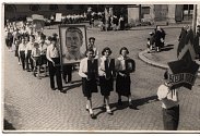 Školáci, narození koncem 2. světové války, nesou v komunistickém průvodu portrét Stalina, později označovaného za masového vraha. Na snímku1. Máj v Telči po roce 1950.