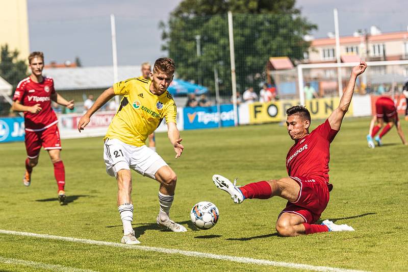 Fotbalisté Jihlavy (ve žlutých dresech) vyhráli i v Chrudimi a zatím tak v sezoně nepoznali pocit porážky.