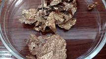 Blyštivé plátky považovali archeologové za kousky zlata.