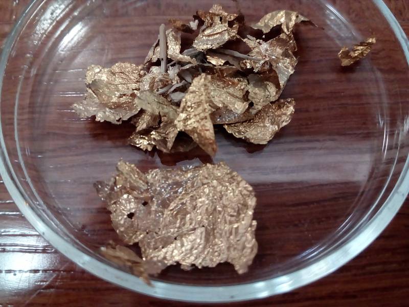 Blyštivé plátky považovali archeologové za kousky zlata.
