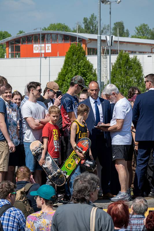 Prezident Petr Pavel navštívil jihlavský areál Český mlýn, kde se zúčastnil běžeckého závodu, následně si  prohlédl skatepark a pumptrack. Událost si nenechaly ujít stovky lidí. Foto: Deník/Adéla Poláčková