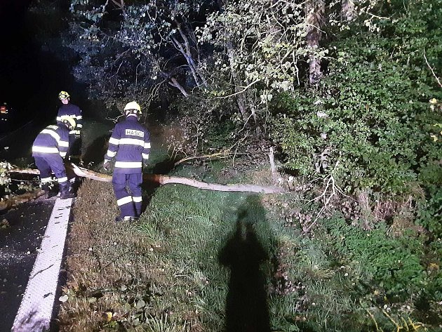 FOTO: Silný vítr se prohnal Vysočinou. Stromy padaly na silnice i koleje