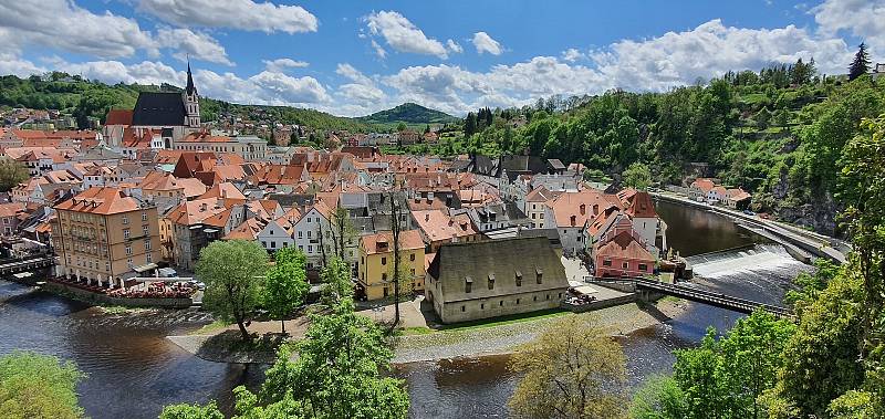 Úzké uličky, impozantní zámek nad Vltavou s krásnou věží, proslulé krumlovské jezy. To vše je Český Krumlov.