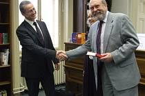 Knižní dar předal osobně rektorovi vysoké školy Ladislavu Jirků zástupce nadace pro východní Evropu profesor Joachim Rogal (na snímku vlevo).