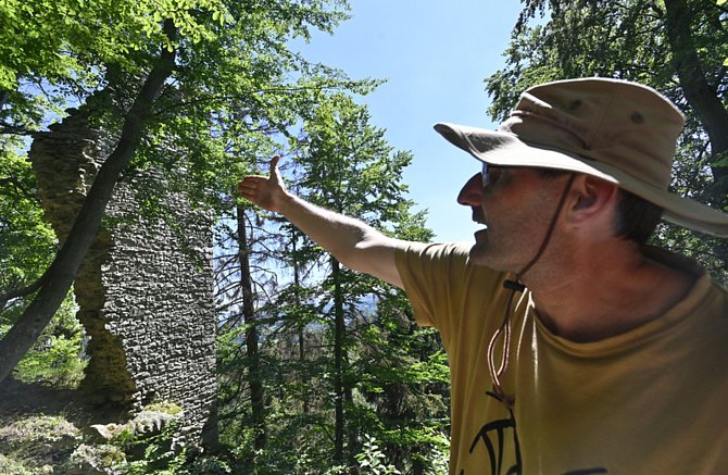 Archeologové na Štamberku - Vedoucí archeologického oddělení Muzea Vysočiny Jihlava David Zimola ukazuje 31. července 2020 zbytky obytné věže na skalním ostrohu na zřícenině hradu Štamberk u Řásné na Jihlavsku.
