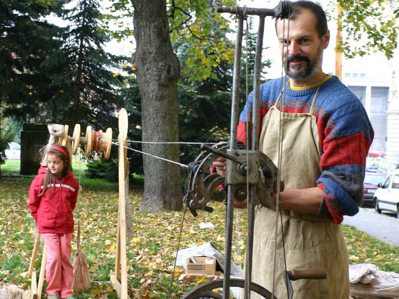 Kromě zdravého nákupu si mohli zájemci na náměstí Svobody vyzkoušet například pletení provazů. 