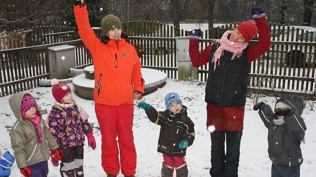 V Hájence se každé ráno děti přivítají s ostatními, pak je čekají pohybové aktivity propojené s básničkami.