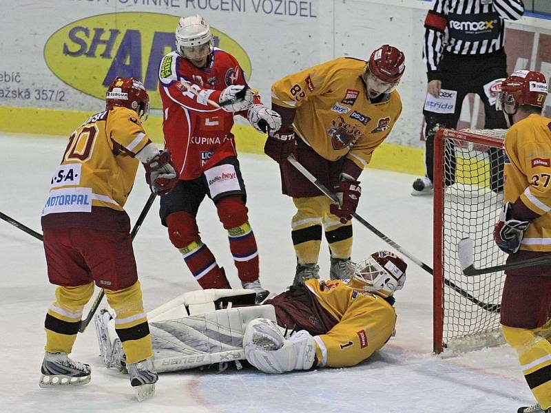 Třebíčský útočník Lukáš Nahodil (v červeném) si sice připsal jednu asistenci, v derby však nakonec uspěli jeho bývalí spoluhráči z Jihlavy.