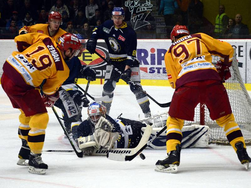 Přestože jihlavští hokejisté (ve světlém) v každém zápase prvoligového semifinále hráli s favorizovaným Ústím vyrovnanou partii, prohrávají v sérii již 1:3.