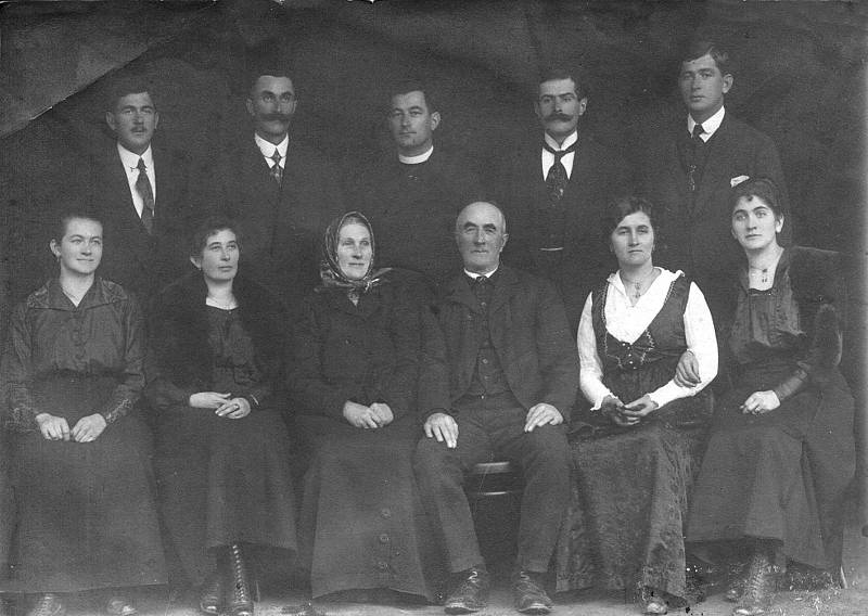 Snímek pořízený po roce 1918 představuje rodinu Brabcovu. Brabcovi v Hrbově představovali jeden z nejstarších selských rodů s privilegii z 15. století, obnovovanými a respektovanými celé věky.