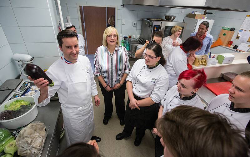 Francouzský šéfkuchař Philippe Mille, držitel dvou michelinských hvězd učil vařit studenty gastronomie na Vysočině.