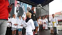 Stovky lidí přišly na jihlavské Masarykkovo náměstí přivítat olympijského medailistu v judu Lukáše Krpálka. Veliký judista neskrýval dojetí a vzpomínal na své dětství v Jihlavě.