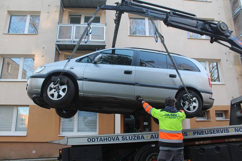 Čištění sídliště bylo důkladné, některá auta odvezla odtahová služba.