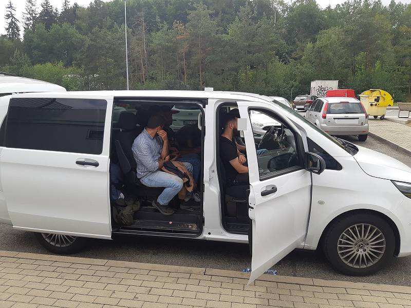 Devět migrantů z Turecka zadrželi v úterý půl hodiny po poledni na Vysočině policisté z dálničního oddělení Velký Beranov. Chtěli se přes Česko dostat do Německa.
