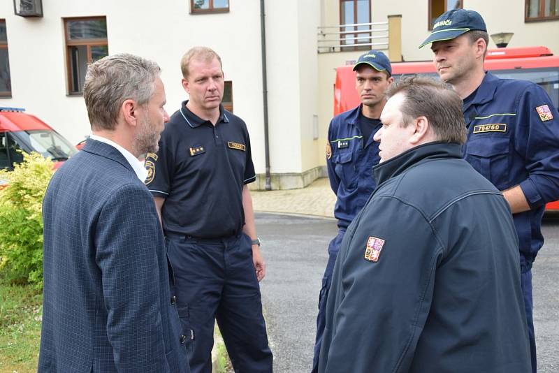 Na Břeclavsku a Hodonínsku zasahují jihomoravští hasiči u několika desítek poničených objektů.