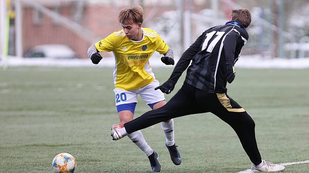 Fotbalisté juniorky FC Vysočina (ve žlutých dresech) vyhráli první poločas sobotního utkání ve Velkém Meziříčí 1:0. Nakonec ale odešli s porážkou 1:3.