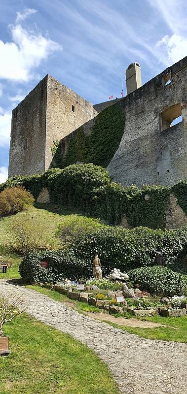 Zřícenina hradu Landštejn je směsicí několika architektonických slohů. Návštěvníci si zde přijdou na své.