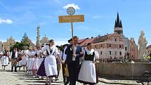 Centrum Telče v sobotu odpoledne žilo folklorem.