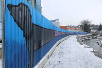 Devadesátimetrový jezevčík na zdi u Plastikovu je dílo studentů umělecké průmyslovky.